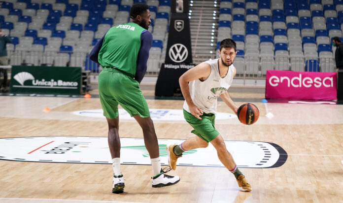 Axel Bouteille, jugador del Unicaja | Norris Cole en el Carpena | Yannick Nzosa, machaca el aro del Carpena | El Unicaja hace piña en el Carpena | UNICAJABFOTOPRESS