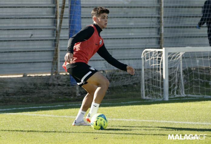 Andrés Caro participa en un entrenamiento con el primer equipo