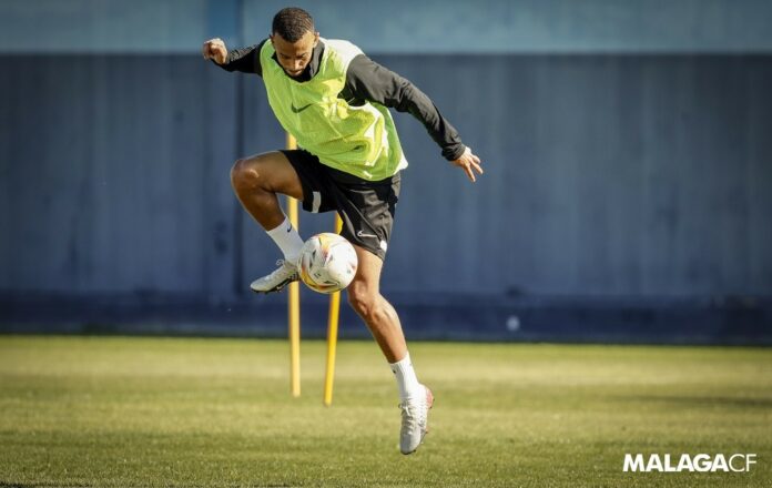 Hicham controla el esférico en el Anexo de La Rosaleda