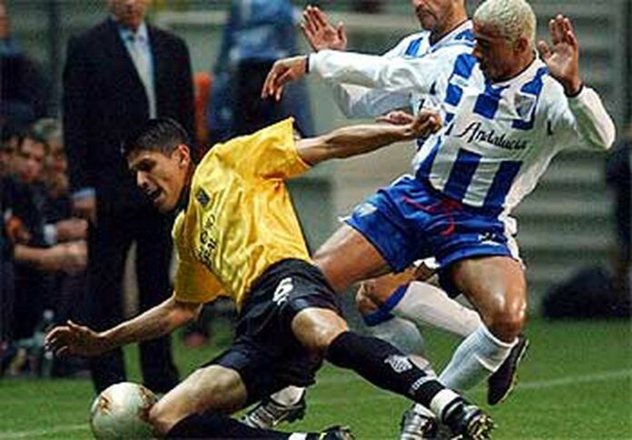 El jugador del Boavista Luiz Silva cae ante la entrada de Darío Silva,