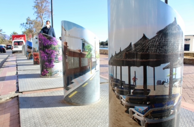 El Ayuntamiento de Fuengirola embellece cerca de 300 buzones de las islas ecológicas con de vinilos decorativos
