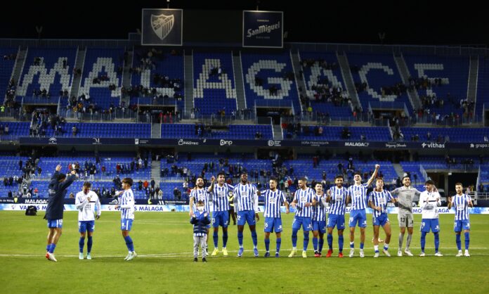 La plantilla celebra la victoria ante el Tenerife con la Grada de Animación | Marilú Báez