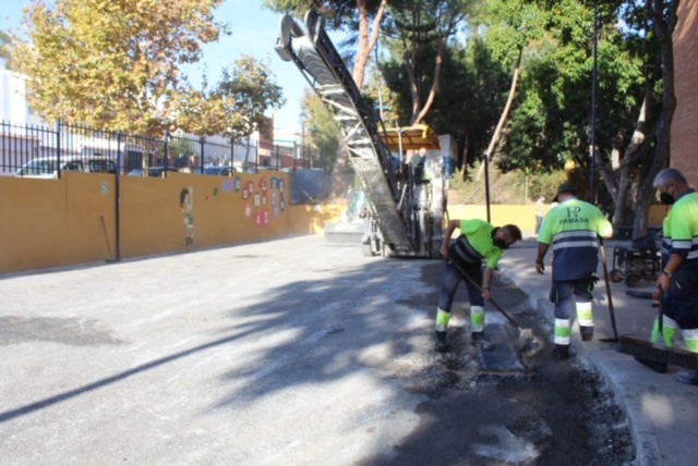 El Ayuntamiento de Fuengirola avanza en el Plan de Mejora de Centro Educativos con la repavimentación de la entrada del CEIP El Tejar