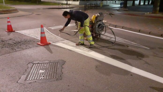 El Ayuntamiento mejora la seguridad vial con el repintado de la señalización horizontal de una veintena de calles y avenidas de Fuengirola