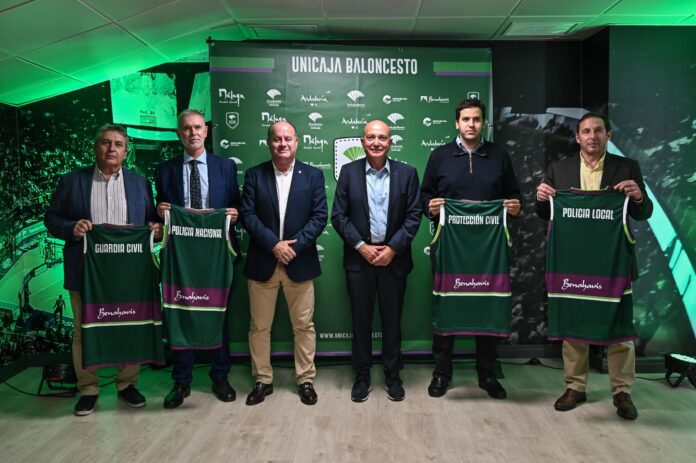 Antonio Jesús López Nieto, con los protagonistas del partido. / UNICAJA B. PHOTOPRESS