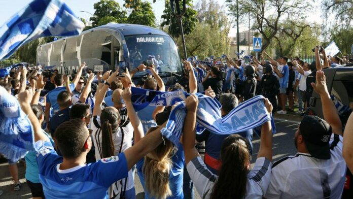 La afición del Málaga recibe al equipo en La Rosaleda