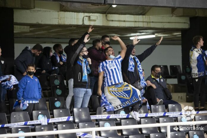 Aficionados malaguistas en las gradas de Cartagonova | LaLiga