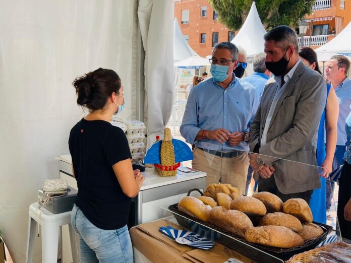 El presidente de la Diputación y alcalde de Rincón de la Victoria, Francisco Salado, y el vicepresidente primero y responsable de Sabor a Málaga, Juan Carlos Maldonado, recorren el mercado Sabor a Málaga de Rincón de la Victoria.