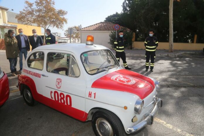 Bomberos estrena un antiguo Seat 600 'tuneado' como vehículos de emergencias para dar charlas en colegios