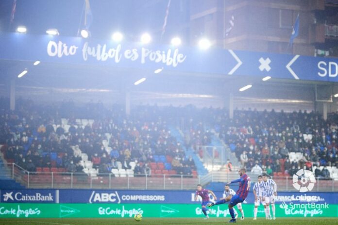 Stoichkov no perdona y anota el polémico penalti pitado al Málaga