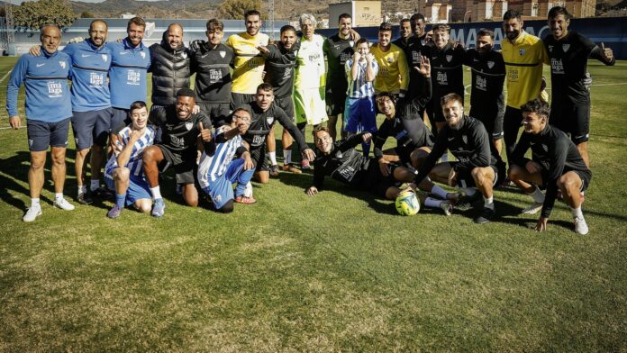 El Málaga CF disfruta de una sesión de trabajo con varios integrantes del Málaga Genuine.