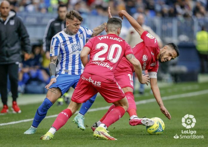 Brandon porfía con Recio para controlar la pelota | LaLiga