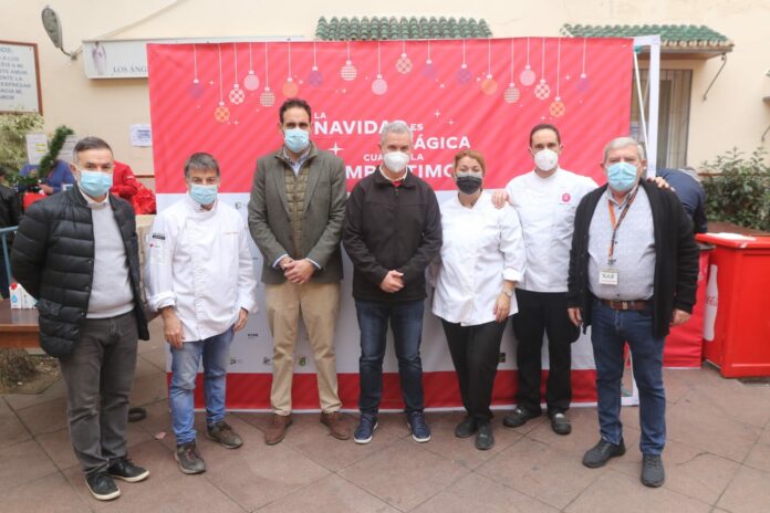 Las entidades Mahos, Ángeles Malagueños de la Noche y Comedor Social Santo Domingo, junto a Coca-Cola, reparten 850 comidas de Navidad en Málaga