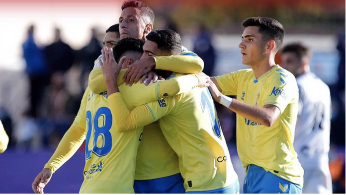 El Vélez le da un susto a Las Palmas y roza la campanada (2-3)