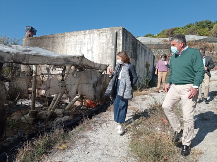 Patricia Navarro hace un llamamiento a la prudencia en su visita a la zona del incendio de Maro