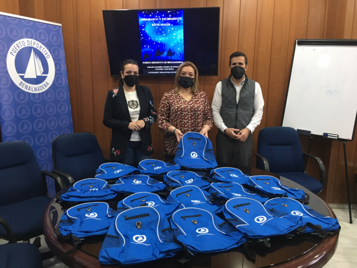 El Puerto dona 1.000 mochilas con regalo para los niños que asistan a recibir a los Reyes