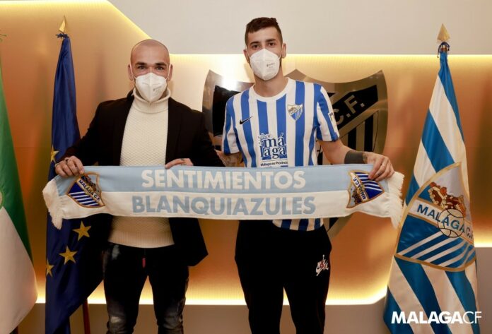Álvaro Vadillo junto a Manolo Gaspar en su firma como jugador del Málaga CF