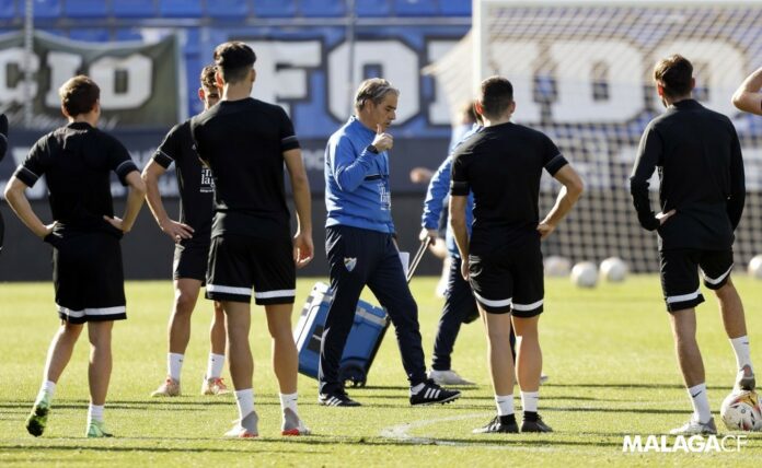 Natxo González conversa con la plantilla en un entrenamiento en La Rosaleda | Pepe Ortega: MCF