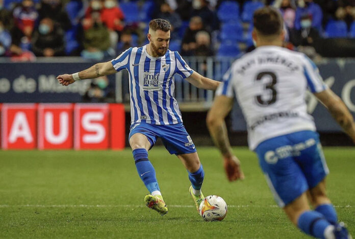 Peybernes en plena acción de golpeo durante el Málaga - Sporting | LaLiga