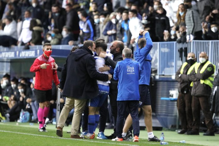 Ramón celebra con el cuerpo técnico el gol del empate ante el Sporting de Gijón
