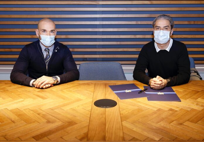 Manolo Gaspar y Natxo González, durante la firma del contrato del entrenador