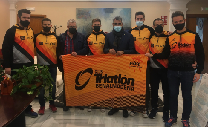 Recibimiento al Club Triatlón Benalmádena tras quedar subcampeones de Andalucía por equipos