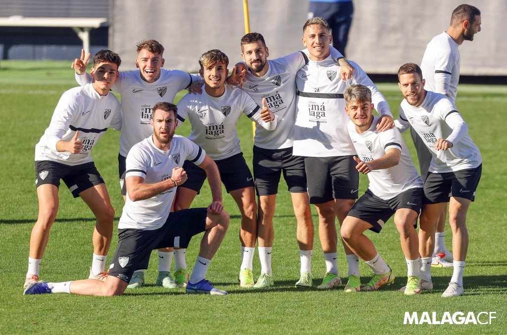 Vadillo y el resto de jugadores en pleno entrenamiento del Málaga CF | MCF
