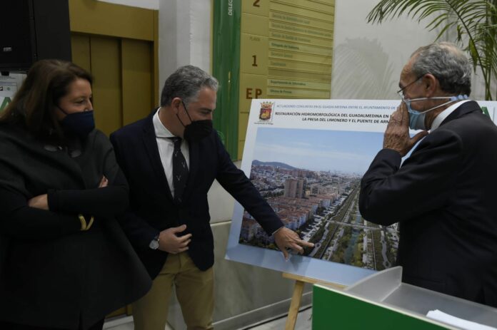 Bendodo y Crespo firman con el alcalde de Málaga el protocolo de actuación en el río Gualdamedina