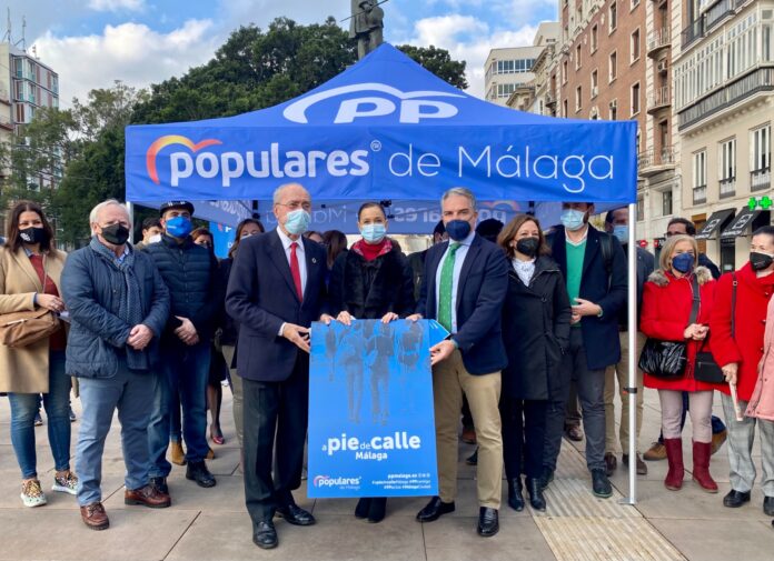 El PP sale a la calle para reivindicar su acción en los barrios de Málaga y acercarla a los vecinos