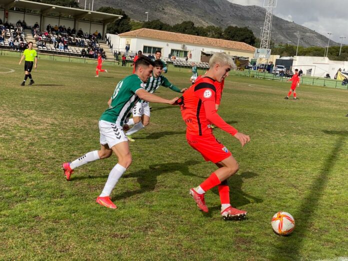 Julio Martínez ante la presión de los jugadores del Torremolinos | @TerceraDivGr9