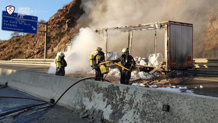 El camión incendiado en la A-7 en Rincón transportaba 24 toneladas de nitrato potásico