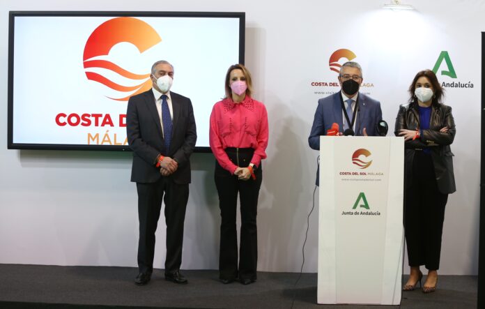 La Costa del Sol aspira a convertirse en el primer destino ‘gamer’ de Europa gracias a la colaboración entre Turismo y Planificación Costa del Sol, el sector turístico y las empresas que forman parte del sector de los videojuegos, algunas de ellas radicadas en Málaga, como es el caso de Giants Gaming, el club de ‘esports’ (deportes electrónicos) más laureado de España y una de las referencias del sector a nivel europeo. El presidente de la Diputación de Málaga y de Turismo y Planificación Costa del Sol, Francisco Salado, ha presentado hoy en Fitur esta iniciativa junto a la copropietaria y jefa de operaciones de Giants Gaming, Virginia Calvo. La colaboración se plasmará en la creación de un grupo de trabajo para impulsar actuaciones que contribuyan a que la provincia de Málaga cuente con servicios y ofertas ‘gaming’, como la instalación de salas de videojuego en hoteles y la celebración de eventos relacionados con el sector. Salado ha resaltado que la industria de los videojuegos es un segmento emergente que contribuye a la creación de empleo cualificado y al refuerzo de la Costa del Sol como destino turístico inteligente. Y ha recordado que este sector experimentó en 2020 un crecimiento récord, siendo unas de las actividades de ocio y entretenimiento que no se vio afectada, más bien al contrario, por la irrupción de la pandemia. De hecho, concluyó el año con un crecimiento del veinte por ciento y una facturación global de más de 165.000 millones de euros. Solo en España su facturación superó los 1.700 millones de euros. Este crecimiento ha consolidado lo que se denomina sector o entorno ‘gaming’, que encuentra un amplio seguimiento entre un público que oscila entre los 18 y los 35 años. En este sentido, Francisco Salado ha incidido en que desde Turismo Costa del Sol se apuesta por convertir las aficiones de estos jóvenes en un nuevo segmento de gran interés para el sector turístico, que, además, puede favorecer su recuperación diversificando la oferta de la provincia. Y ha añadido que el sector ‘gaming’ puede ser, con el desarrollo de eventos especiales y siendo sede de torneos y ligas desarrolladas a través de diferentes clubes de ‘esports’, un elemento atractivo para acabar con la desestacionalización. Los ‘esports’ son una parte fundamental del ‘gaming’, ya que componen la vertiente competitiva de los videojuegos y cuentan con audiencias millonarias. A nivel global, los espectadores superan los 700 millones y la facturación se acerca a los 1.000 millones de euros.