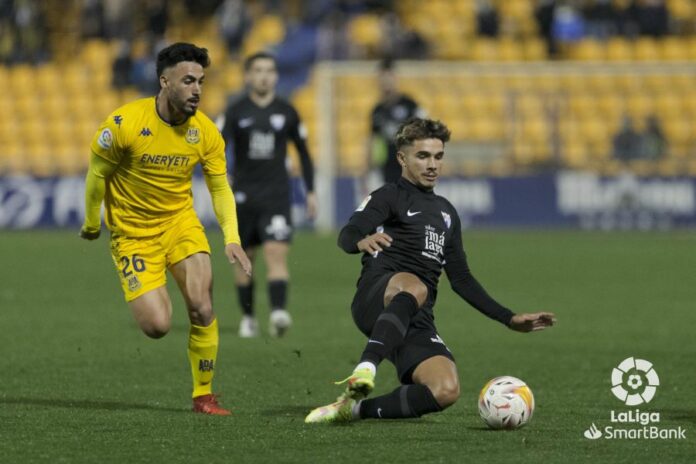 Kevin gana la posesión del esférico ante la presión de Moyano | LaLiga