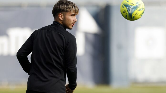 Kevin Medina en un entrenamiento con el Málaga CF | Pepe Ortega: MCF