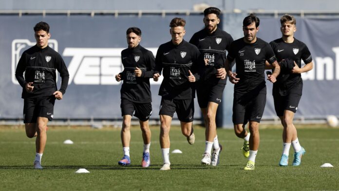 La plantilla del Málaga en un entrenamiento en el Anexo de La Rosaleda | Pepe Ortega: MCF