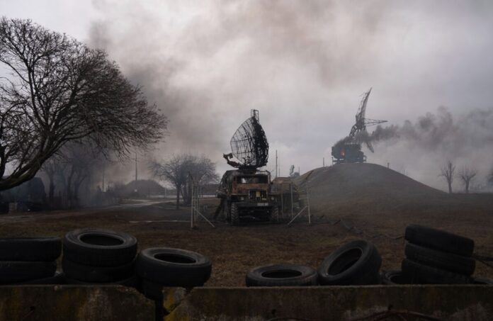 El humo se eleva desde una base de defensa aérea después de un ataque ruso en Mariupol, Ucrania | AP EVGENIY MALOLETKA