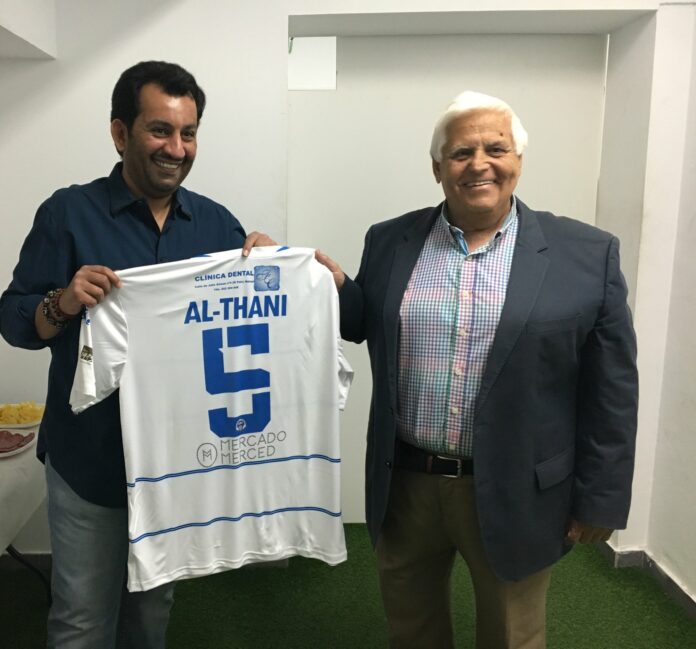 Juan Godoy junto a Al-Thani en una visita del catarí al club paleño