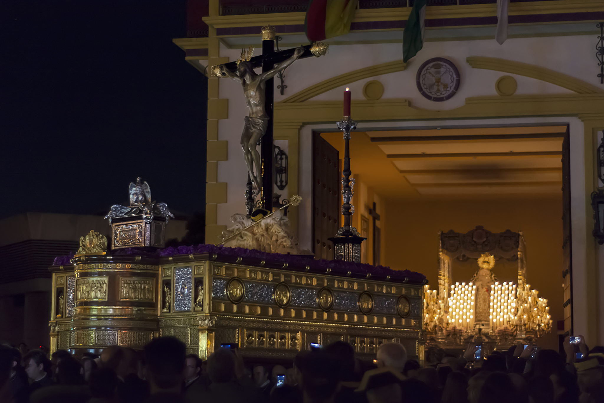 Imagen de la Cofradía de la Expiración a la salida de su casa Hermandad | José Alejandro Valle Moreno