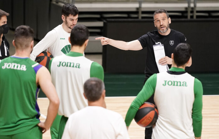 Ibon Navarro conversa con la plantilla del Unicaja durante una sesión de trabajo | UnicajaBFotoPress