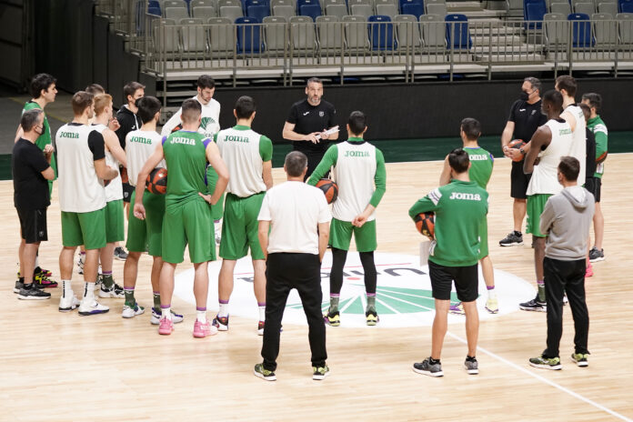 Ibon Navarro conversa con la plantilla del Unicaja durante una sesión de trabajo | UnicajaBFotoPress