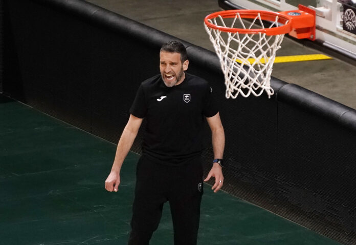 Ibon Navarro da órdenes en su primera sesión de trabajo como entrenador del Unicaja | UnicajaBFotoPress