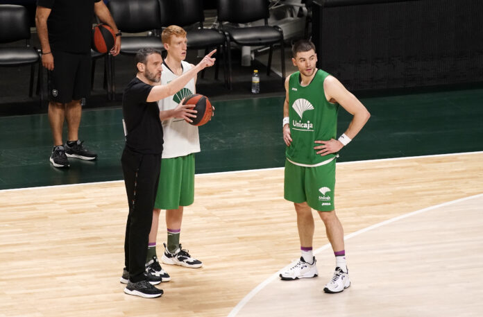 Ibon Navarro da órdenes a Alberto Díaz y Matt Mooney en su primera sesión de trabajo como entrenador del Unicaja | UnicajaBFotoPress