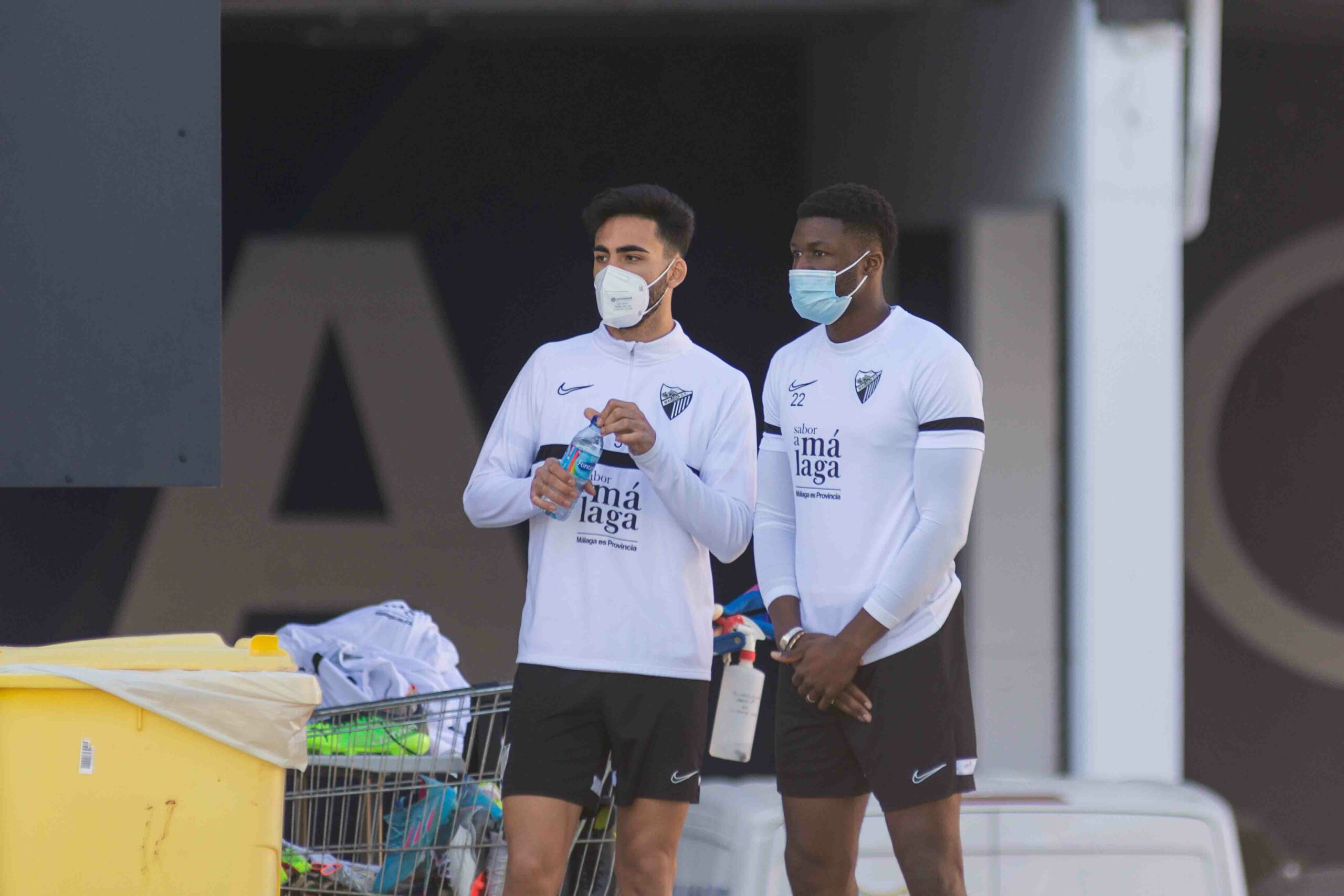 Sekou Gassama dialoga con Juande Rivas en un entrenamiento del Málaga CF en el Anexo | Javier Díaz