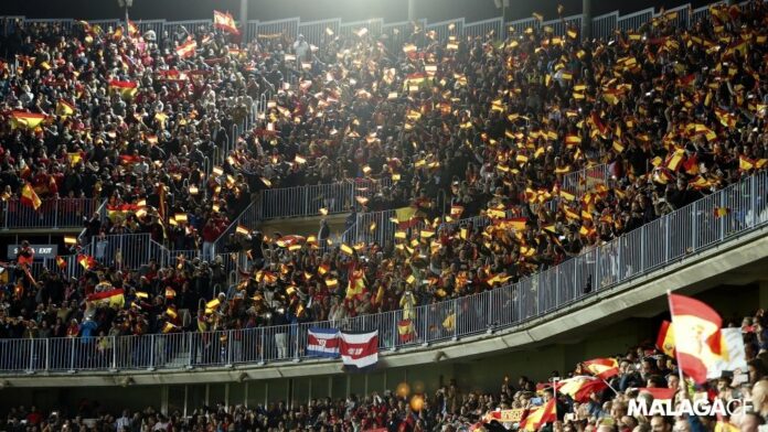 Las gradas de La Rosaleda repletas de banderas de España en el amistoso ante Costa Rica |MCF