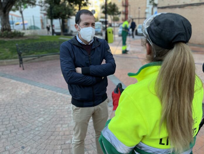 Fuengirola baldea a diario más de un centenar de calles e incrementa la limpieza en plazas, parques y pasajes