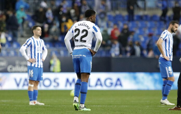 Rostros cabizbajos de los jugadores del Málaga tras el gol encajado ante el Almería | Marilú Báez