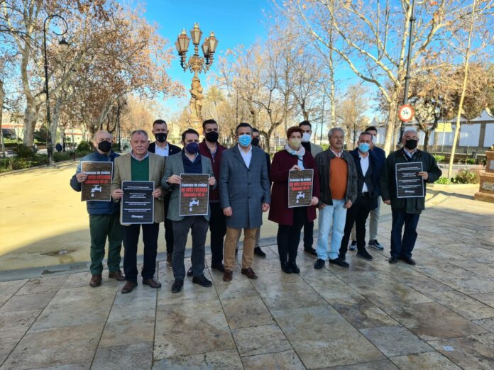 El coordinador general del PP de Málaga, José Ramón Carmona, ha presentado hoy una campaña informativa junto a alcaldes y portavoces de Antequera