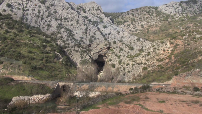 La Diputación financia la construcción de un nuevo puente para acceder a la Cueva del Gato