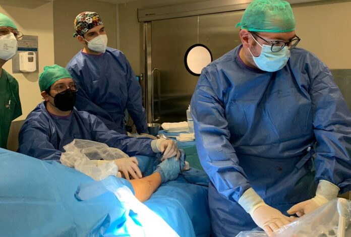 El Hospital Vithas Málaga realiza una técnica pionera en pacientes para la eliminación de varices