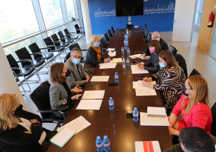 La Diputación, la Junta y el Ayuntamiento se reúnen con la cónsul de Ucrania, Cruz Roja y la asociación Maydan para coordinar la ayuda a los ucranianos